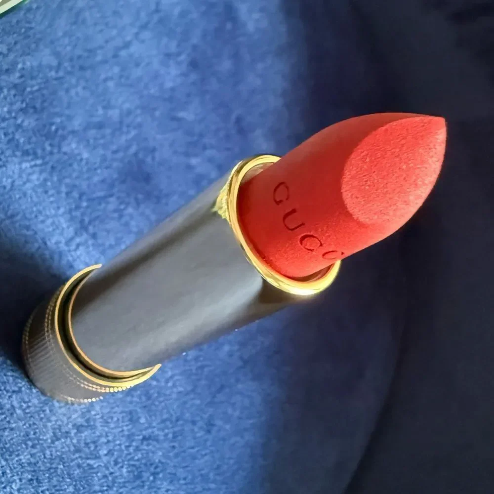 GUCCI ROUGE À LÈVRES MAT – GOLDIE RED 25 | A RED TO REMEMBER